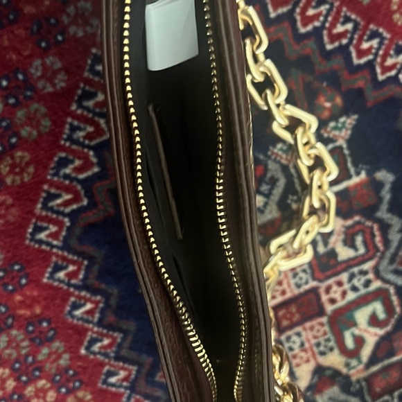 Golden chain strap animal embossed shoulder bag - Picture 2 of 3